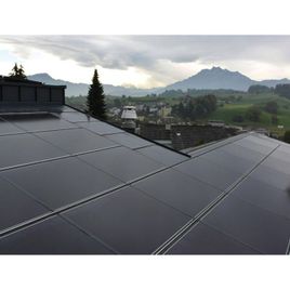 Foto Dach mit Solarzellen