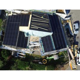 Foto Dach mit Solarzellen